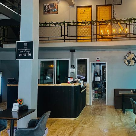 Friends Station Tukkom Hostel & Cafe Pattaya Exterior foto